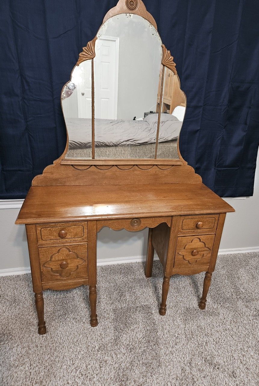 Ballman Cummings vanity With Mirror 