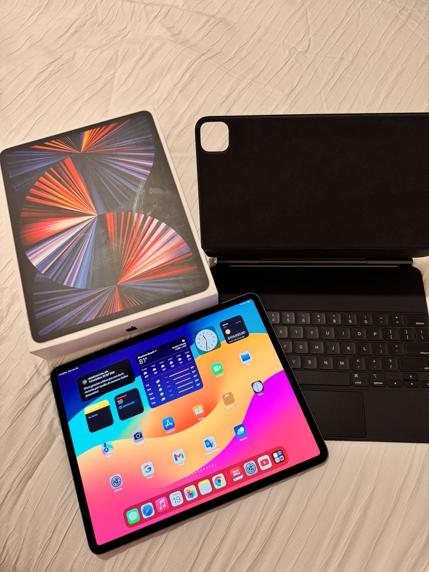 Ipad Pro(12.9-inch) (5th Generation) 128 GB Like New with Magic Keyboard And Box