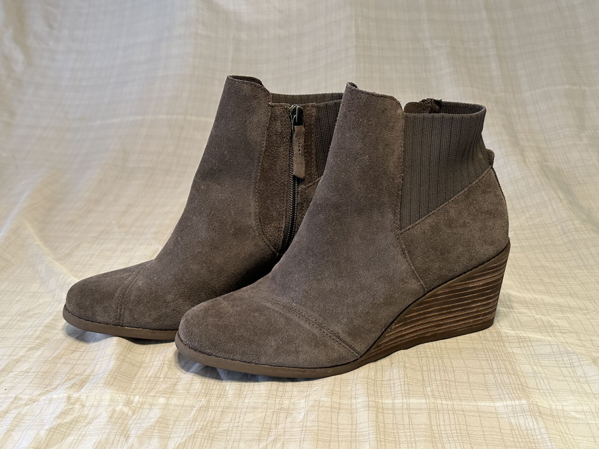New TOMs Women’s Gray Leather Wedge