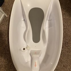 Baby bathtub and scale and water temperature 