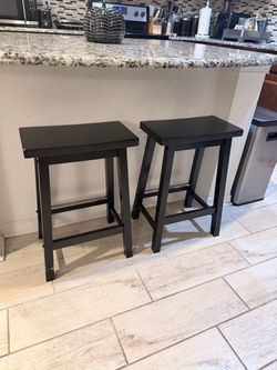 Set of 2 Black Saddle Bar Stools