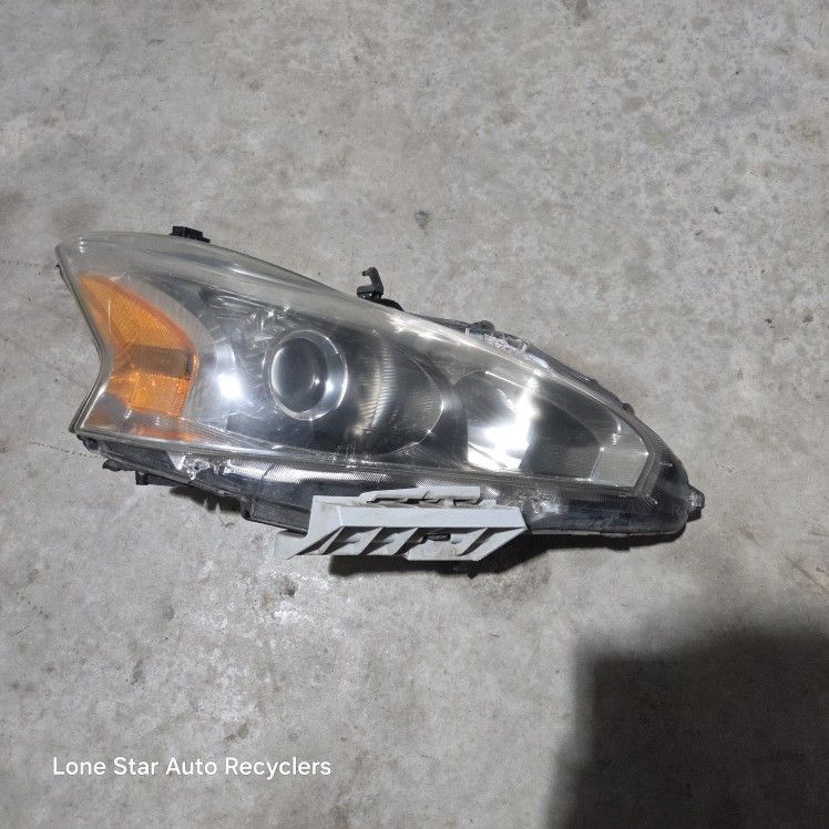 2013 to 2015 Nissan Altima Right Headlight