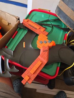 NERF Minecraft Sabrewing Motorized Bow Blaster