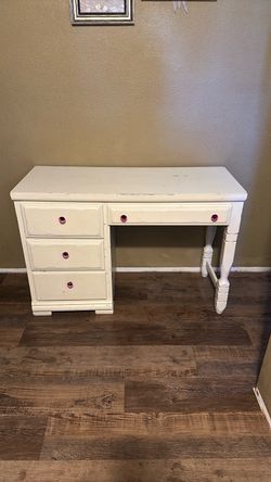 Small desk w/drawers