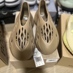 Yzy Foam Rnr 