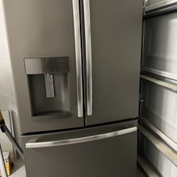 GE Refrigerator, Bottom freezer, Water/ice In Door