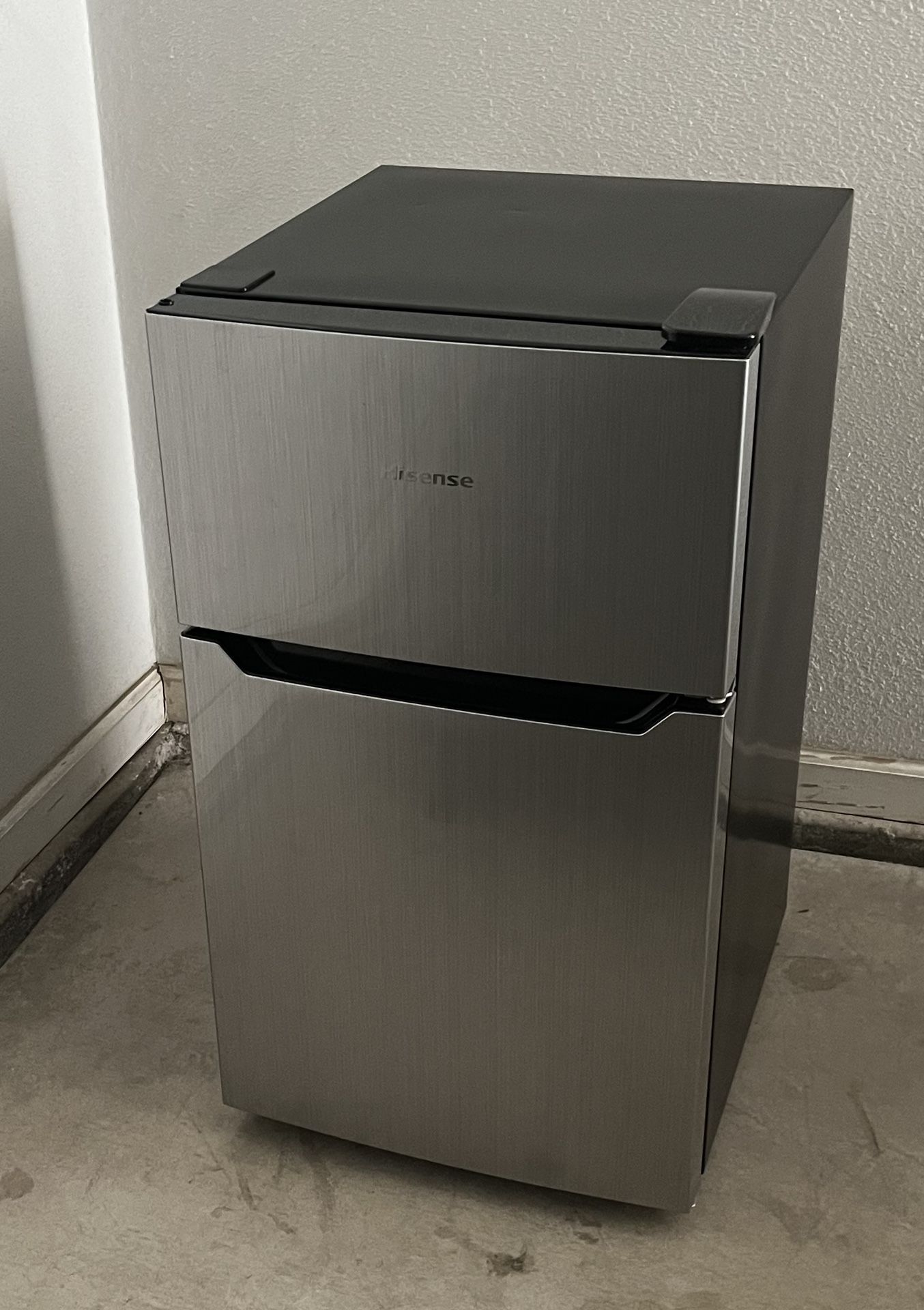 Silver Hisense 3.3 cu ft Mini Fridge with Freezer Compartment *Hablo Español*
