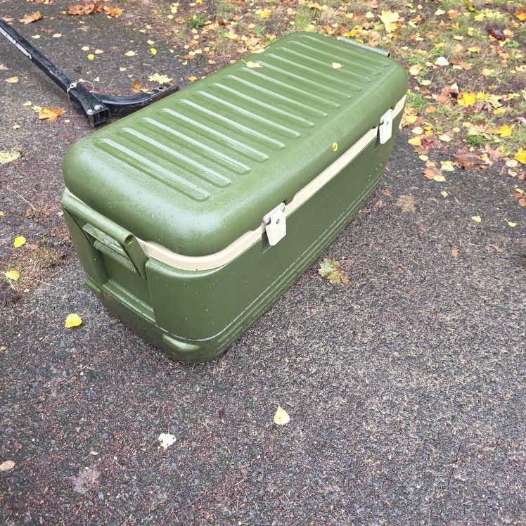 Cooler, Large Igloo Cooler