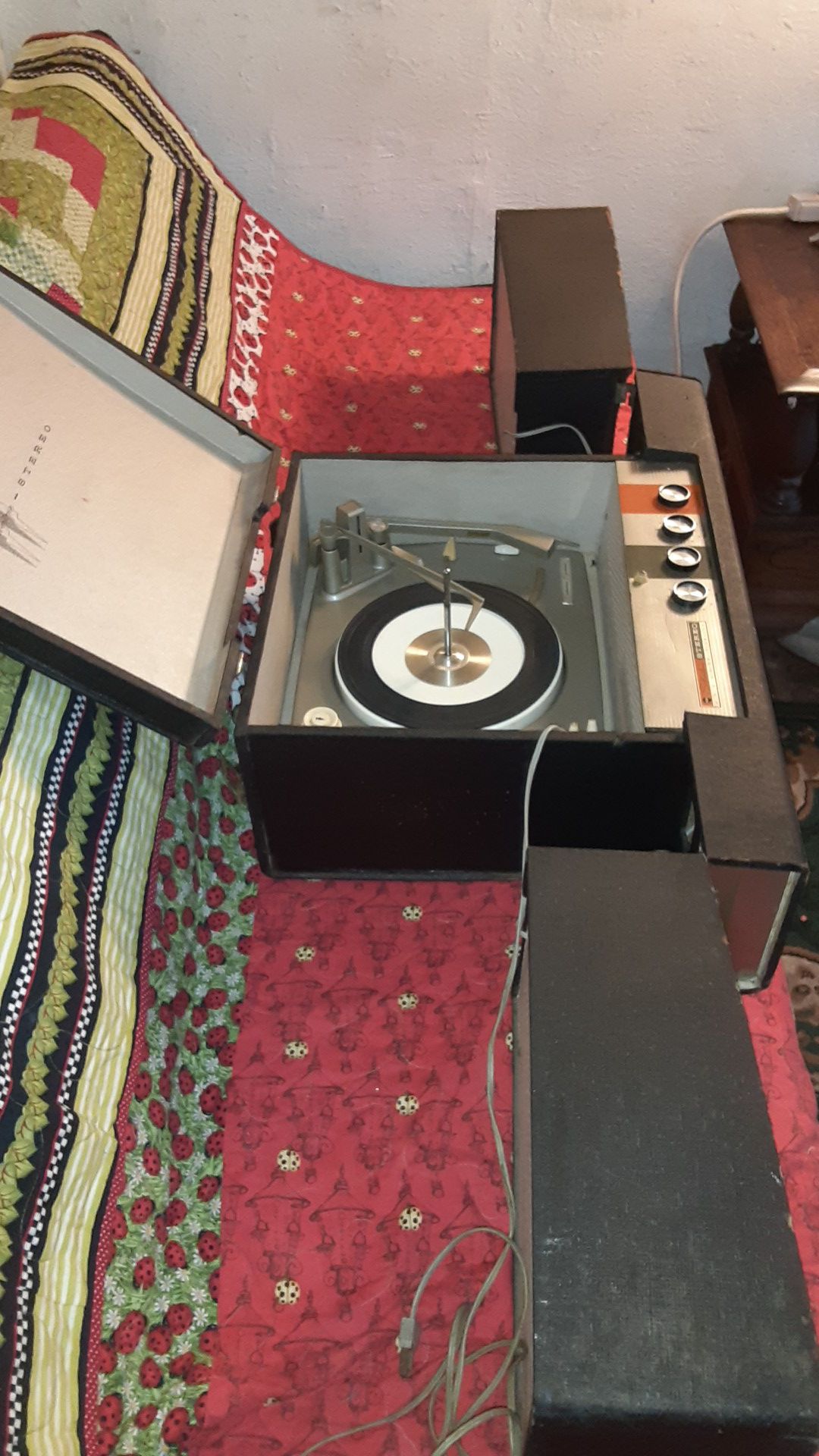 Record player with built in speakers portable Silverstone