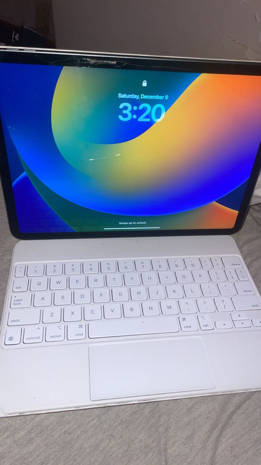 I Pad Pro 5th Gen Comes With Apple Keyboard And Apple Pencil