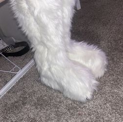Size 6  Y2K White 5 inch platform fur boots
