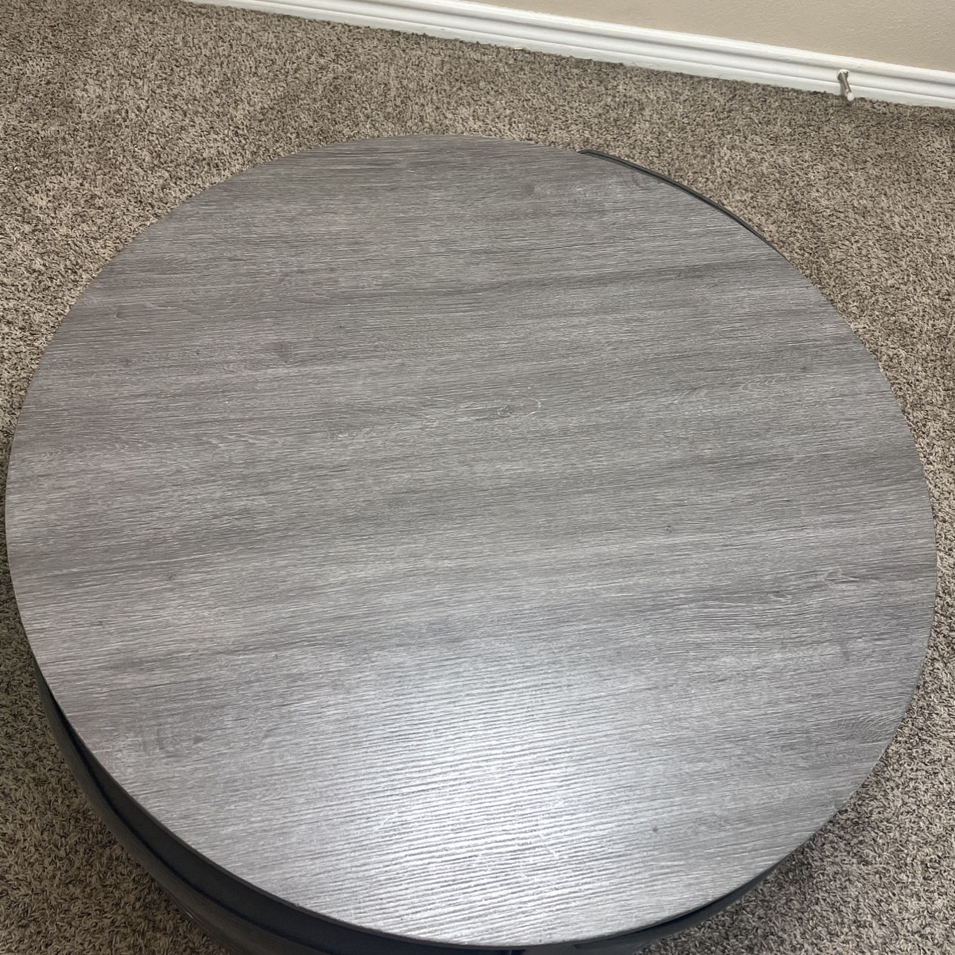 Mesa De Dentro De La Sala