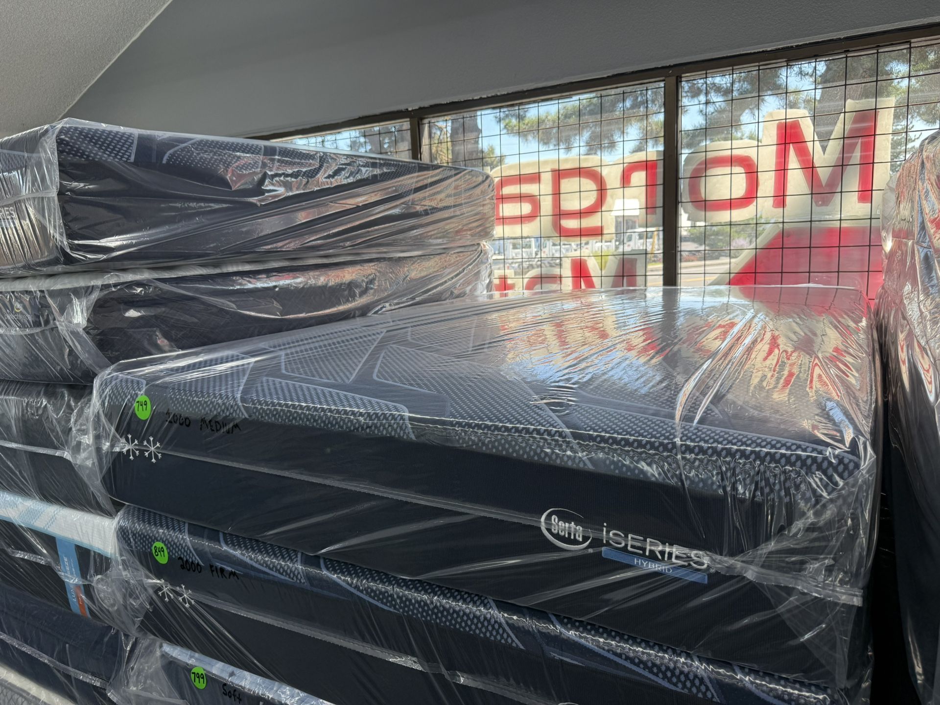 QUEEN SIZE SERTA ISERIES HYBRID 1000 (MEDIUM) MATTRESS & BOX SPRING BED SET