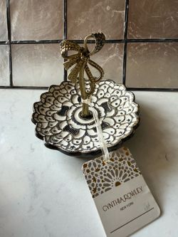 New Cynthia Rowley Bow Jewelry / Trinket Dish   Elegant metal jewelry dish with a gold-tone bow handle. This piece has a white enamel and gold pattern
