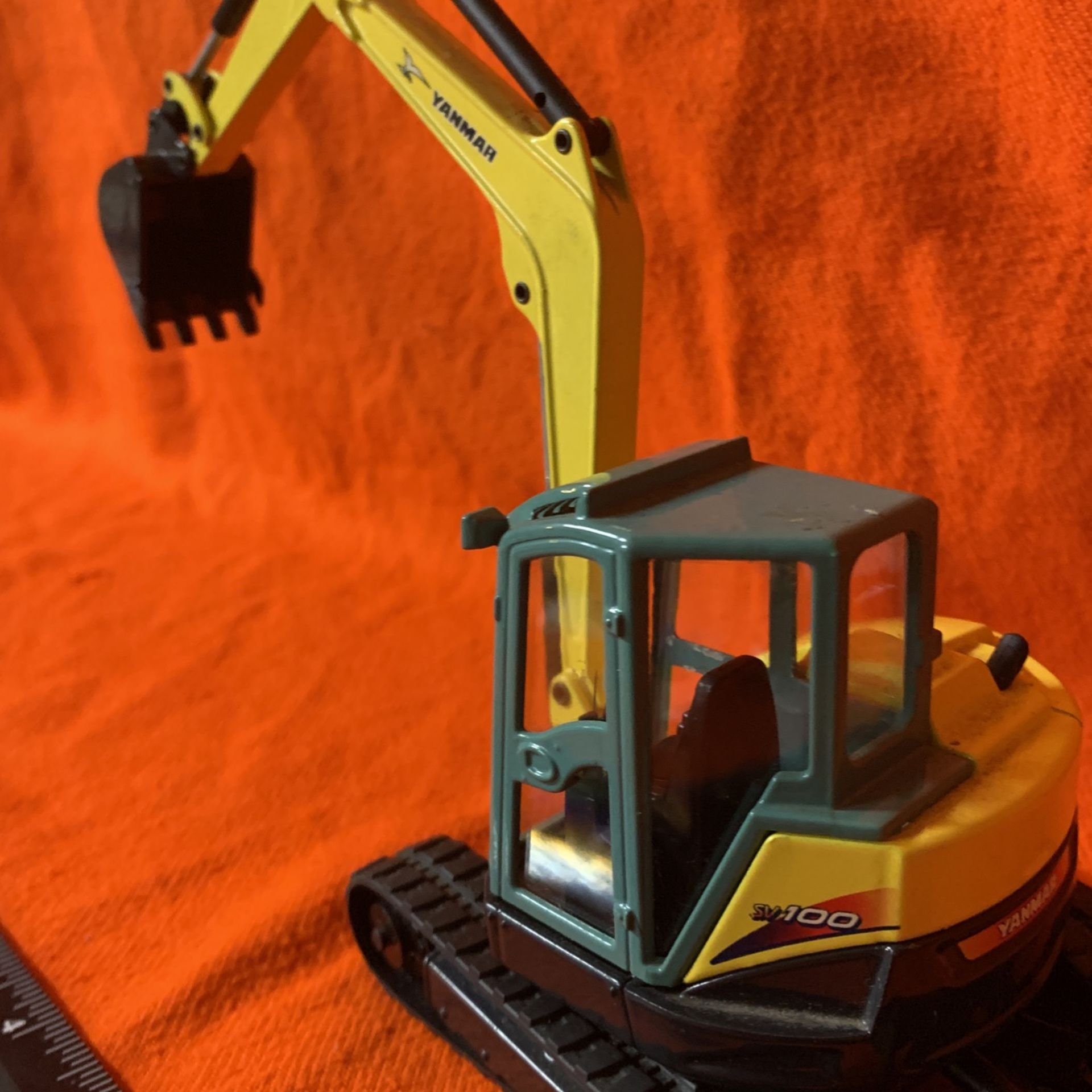 Diecast Vermeer SV 100 mini excavator