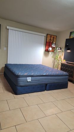 NEW KING SIZE SEALY MATTRESS AND BOXSPRINGS FOR SALE! IN EXCELLENT CONDITION, FREE DELIVERY