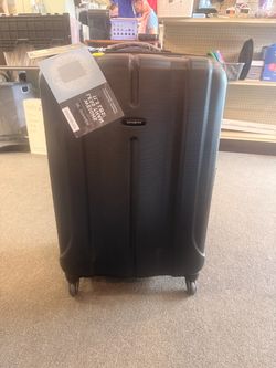 Samsonite Fiero 28” Spinner suitcase, Brand New. Has no key