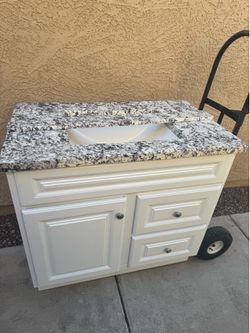 36x22 WHITE VANITY  W TOP NEW