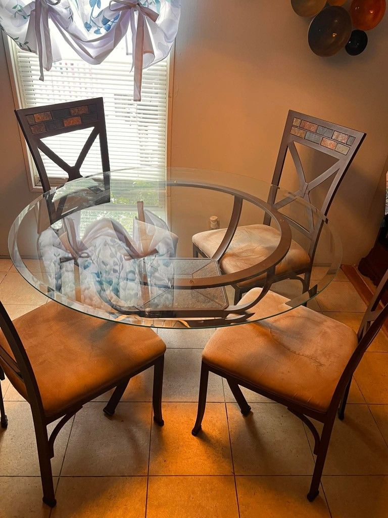 Table/chairs