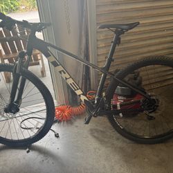 Trek Marlin 5 Matte Black (MEDIUM)