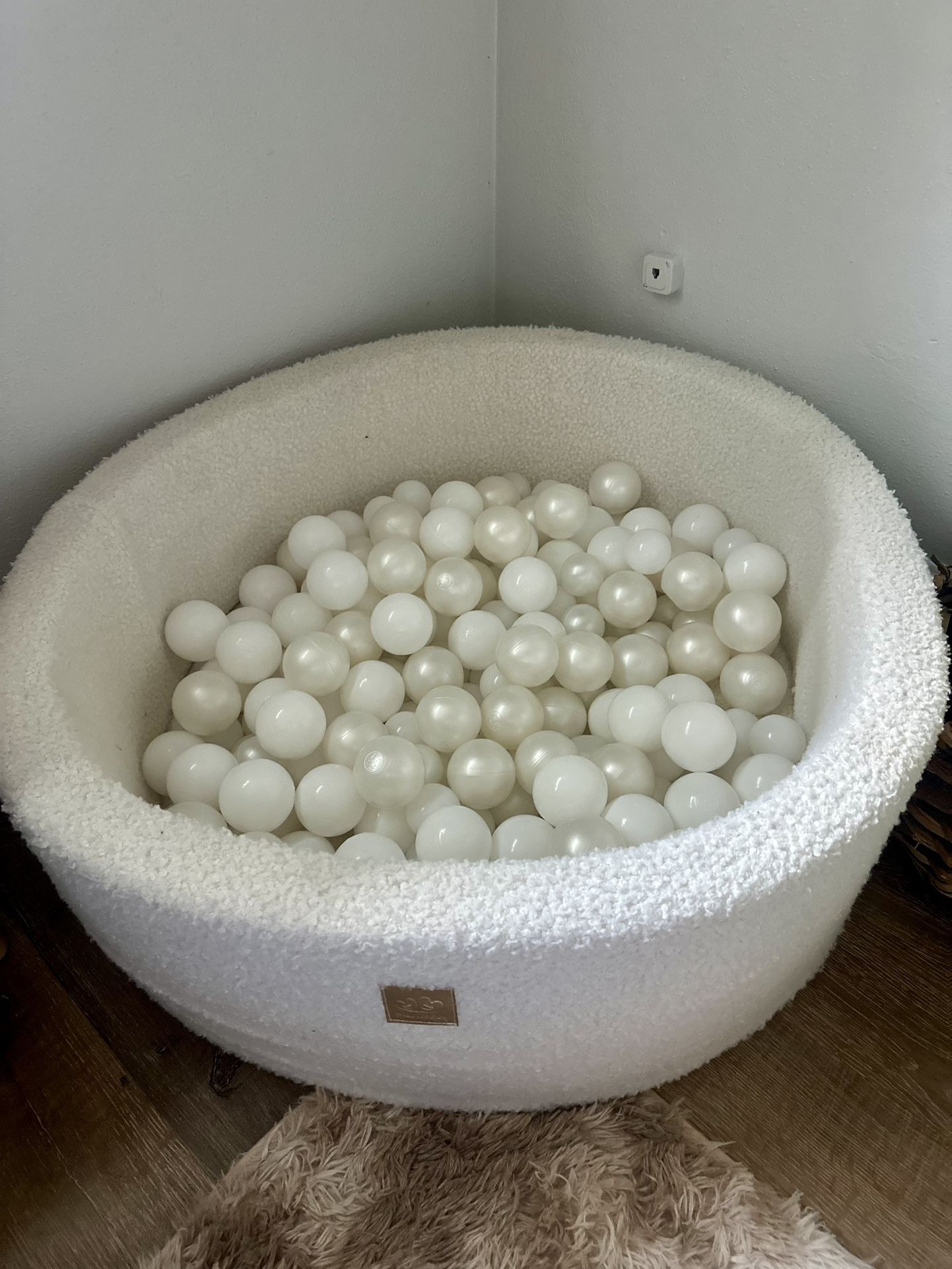White Ball Pit With Balls