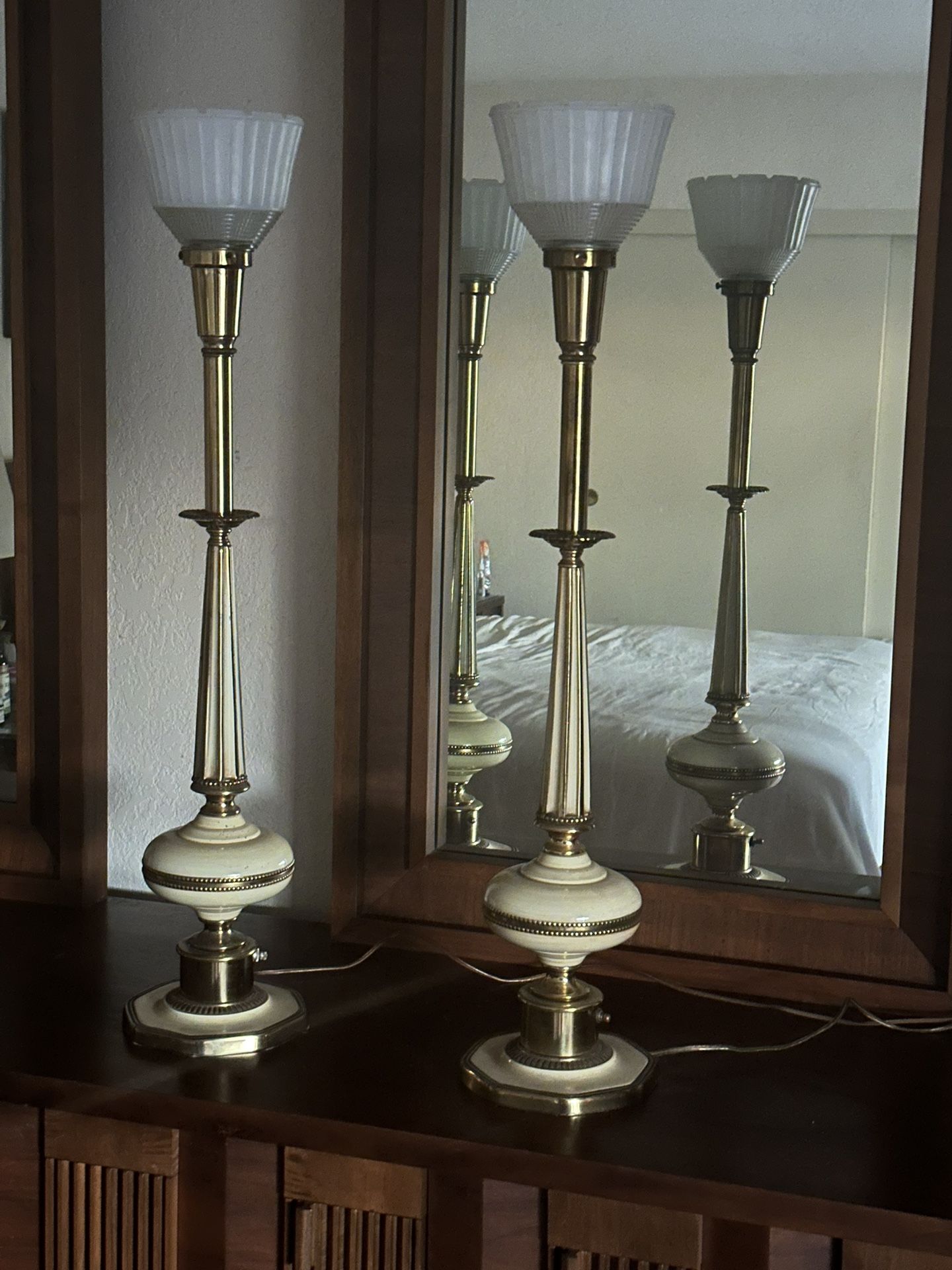 Vintage Stiffel Brass MCM White Enamel Hollywood Regency Table Torchiere Lamp 40” tall