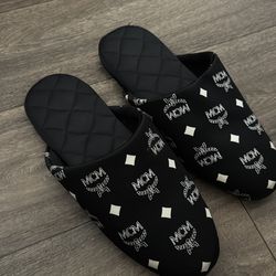 Woman’s MCM slides size 8