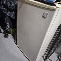 Kenmore Mini Fridge 