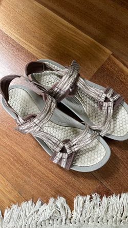 Size 8.5 baretraps women’s sandals