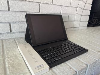 Apple iPad with Bluetooth Keyboard Case