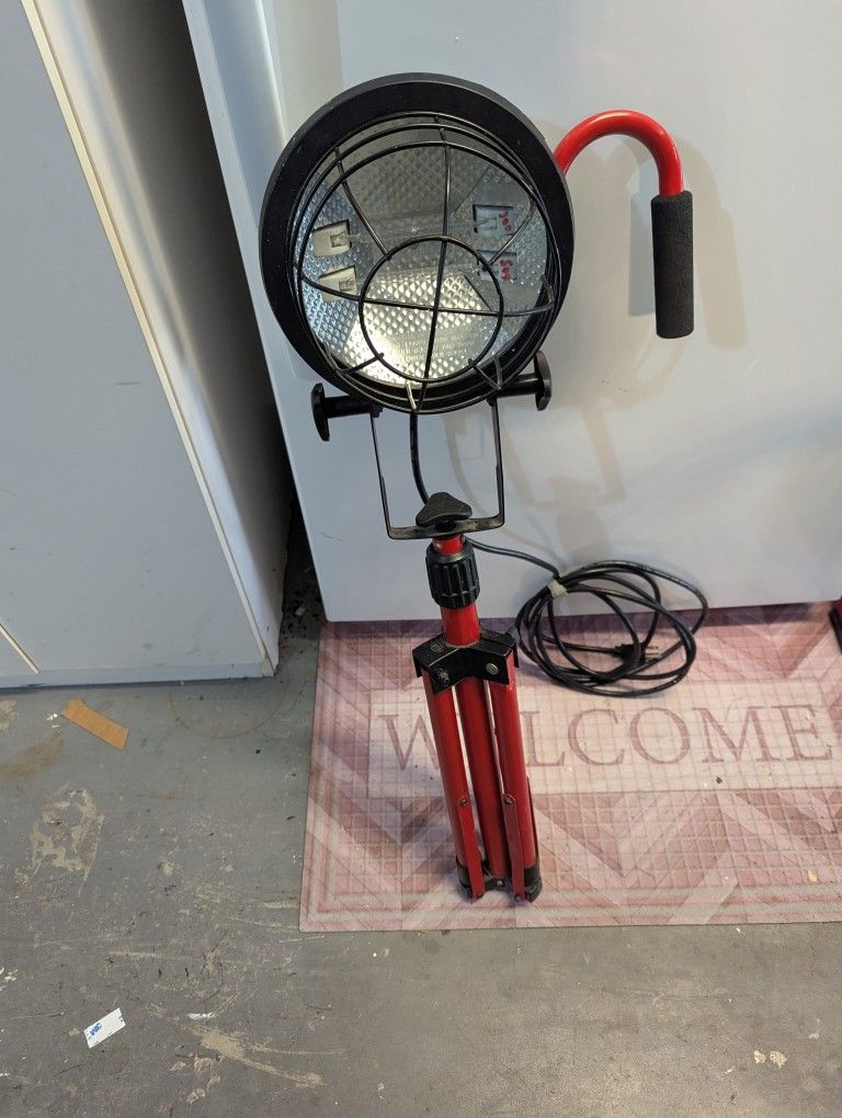 Craftsman Tripod Work Light, (2) Brightness.Xtra Bulbs