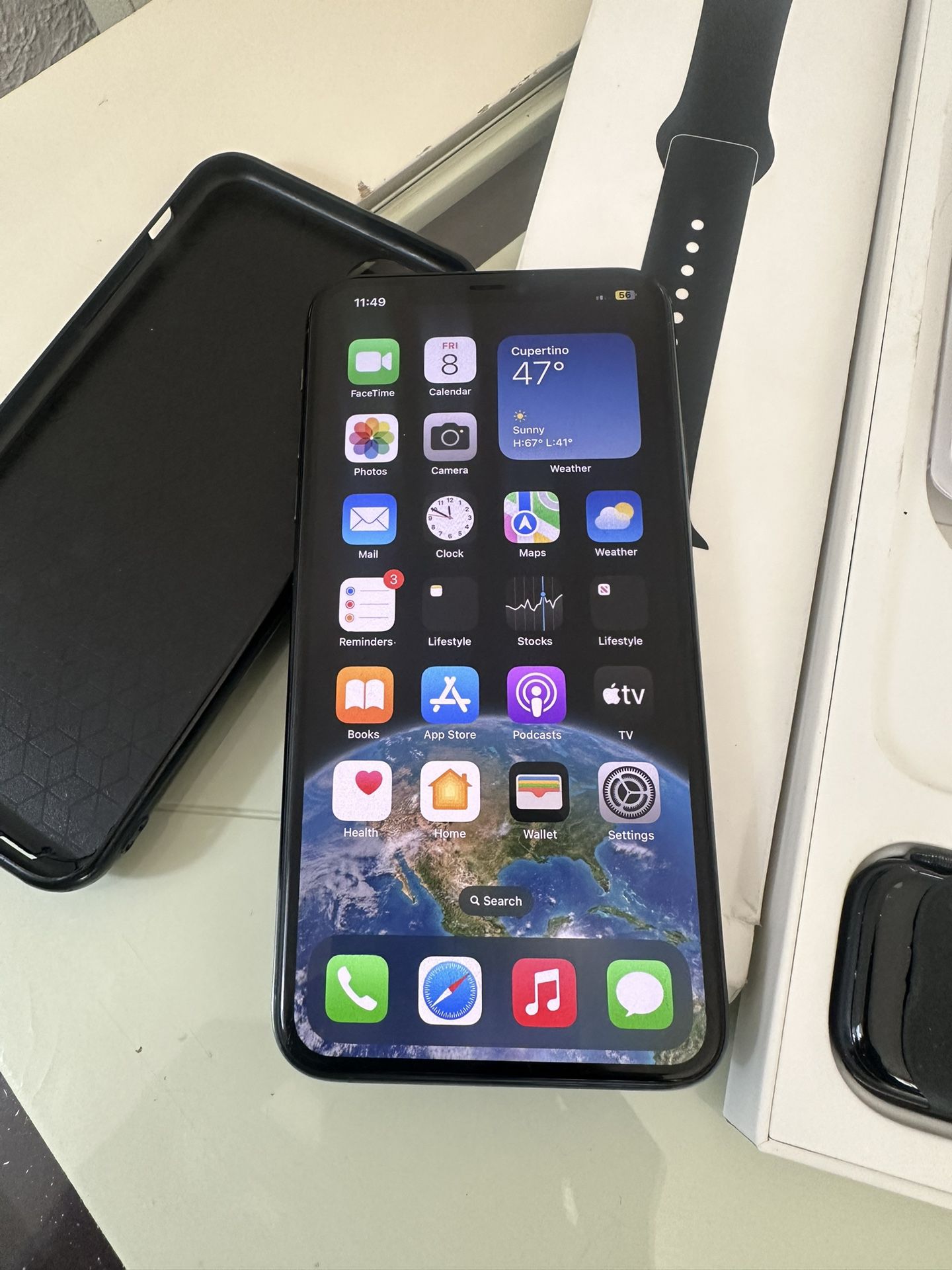 iPhone 11 Pro Max 512 GB And Unlocked  Apple Watch Série 7 45 mm