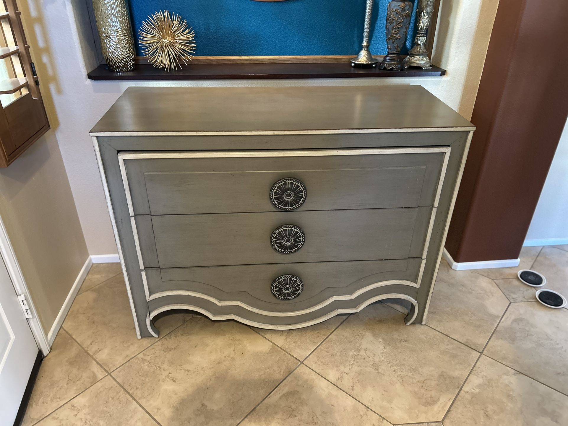 Mathis Brothers Dresser