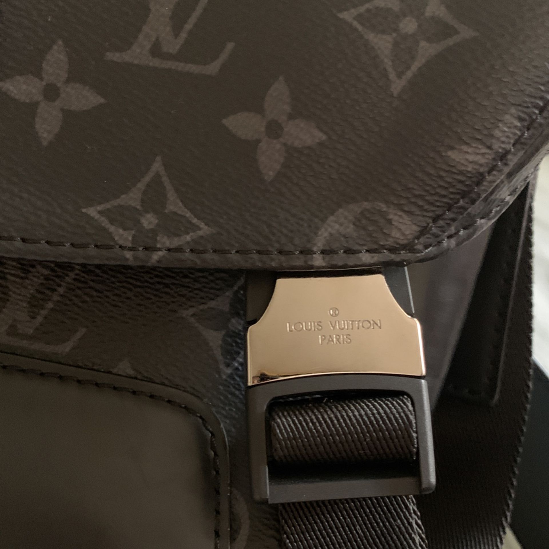 Men's Louis Vuitton Messenger Bag… Original for Sale in Huntington