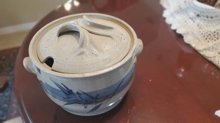 Soup and stew terrain with lid in great condition