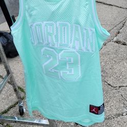 BRAND NEW WITH TAGS!! KIDS Jordan Jersey Size M 