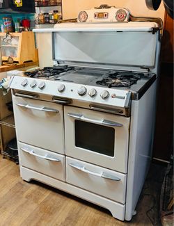 Beautiful  1950s Okeefe & Merrit stove
