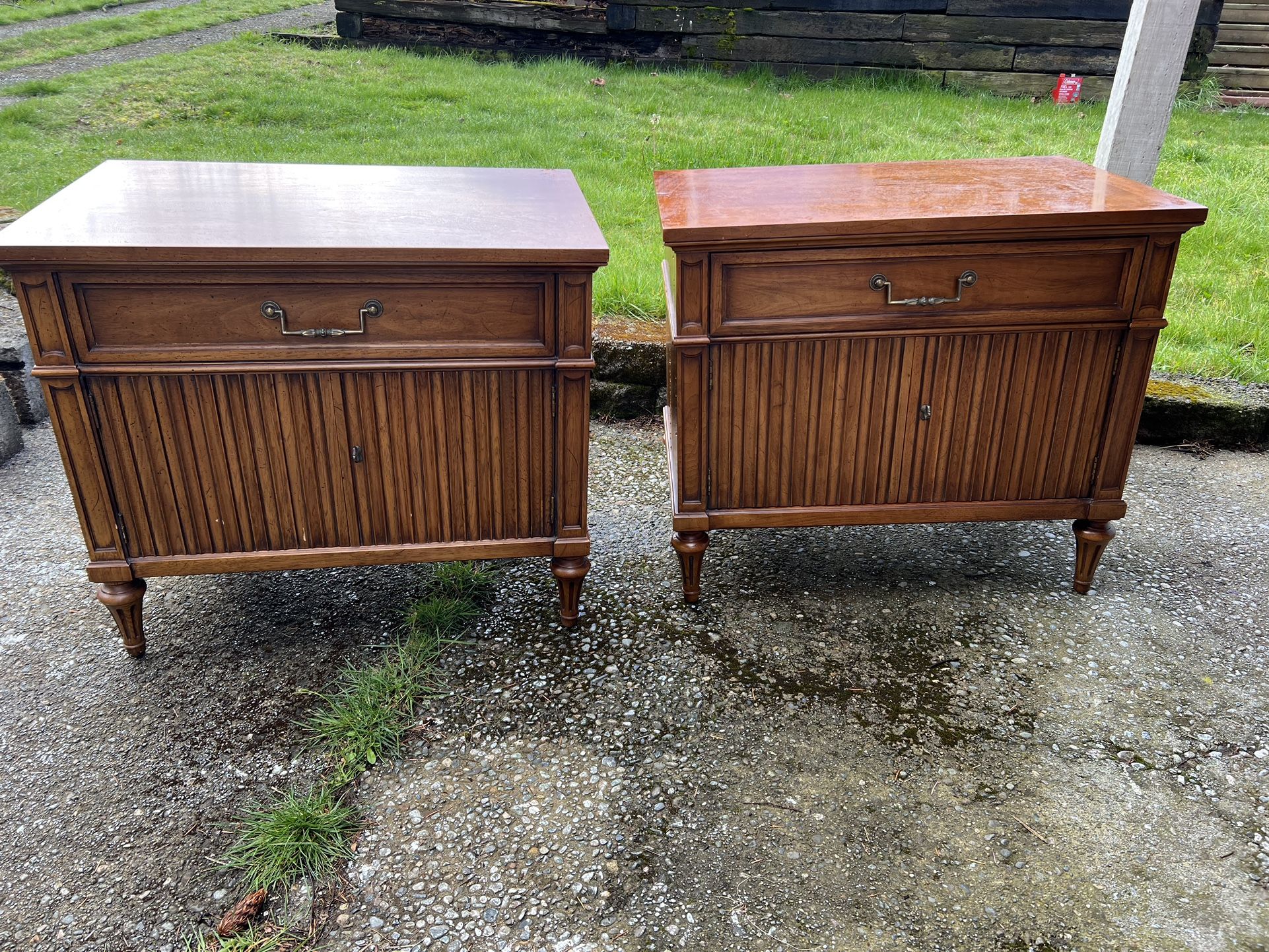 Pair Of Mid-century Henredon Custom Folio One Walnut Nightstands