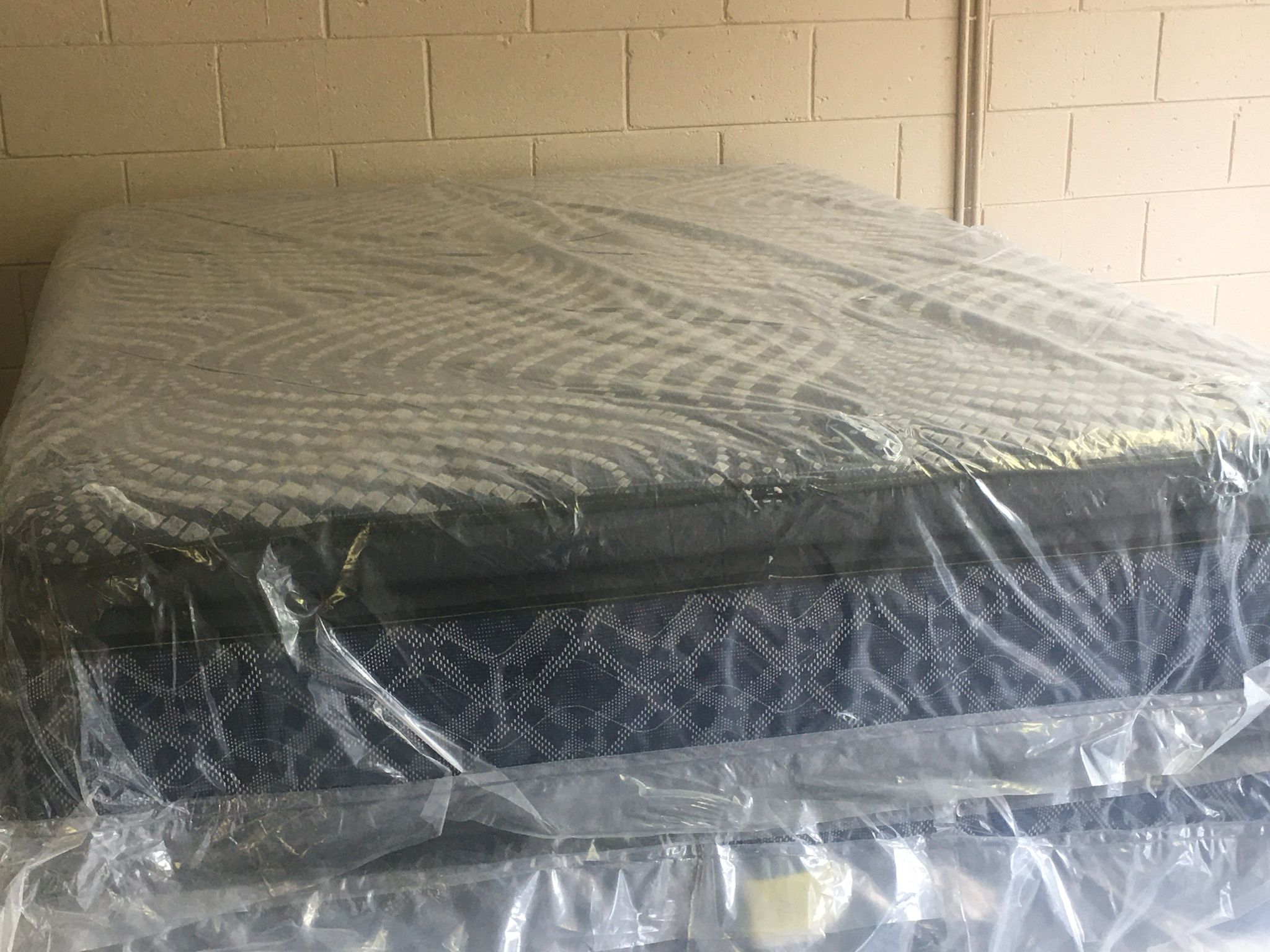 Queen Pillow top Mattress Sets