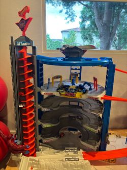 Hot Wheels Super Ultimate Garage Playset + Cars & Jet – working elevator