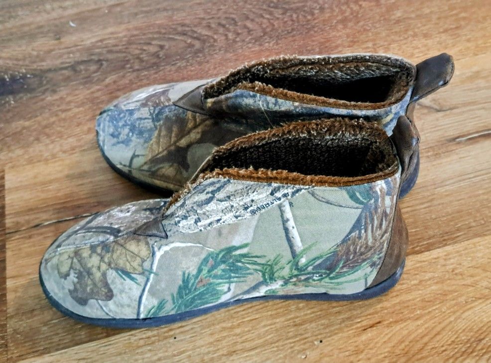 GUIDE GEAR WOMAN'S FOAM CAMO FUR SLIP•ON BOOTS SZ 10 PRE•OWNED