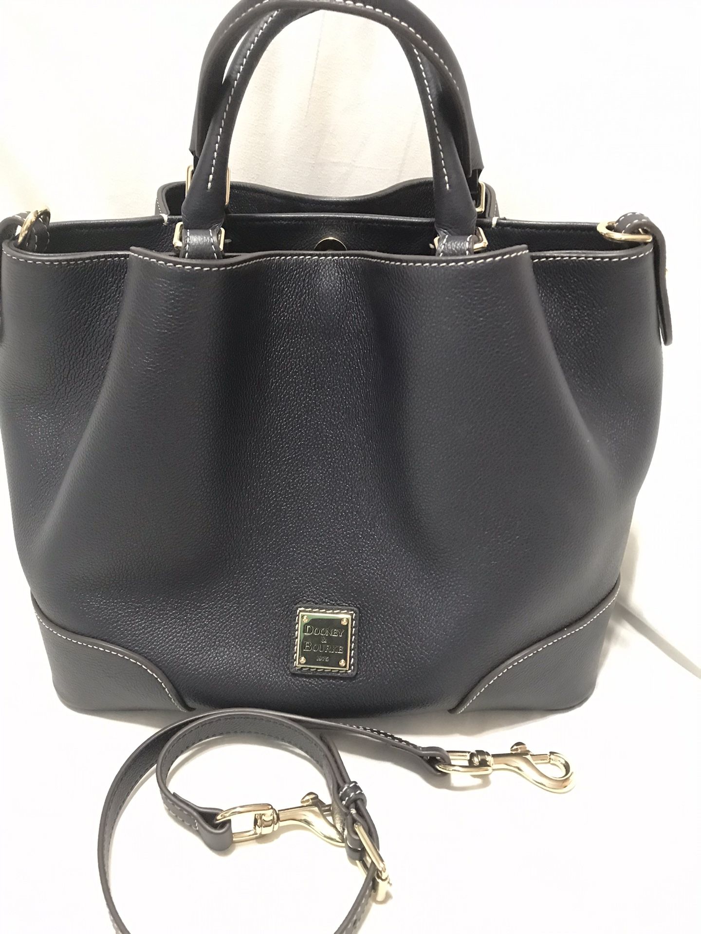 EUC Dooney & Bourke Navy Sorrento Leather Large Barlow