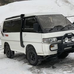 1993 Mitsubishi Delica “The Moon Rover”