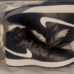 Air Jordan 1 Mid Black/White – Size 7.5 (Brand New)