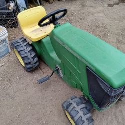 John Deere Pedal Tractor Very Well Buit
