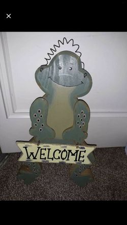 Cute wood frog welcome hanger