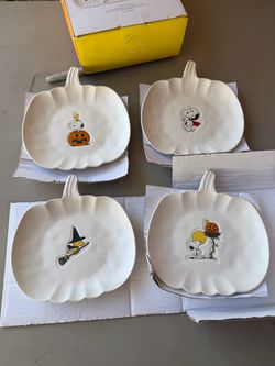 4 Williams Sonoma Peanuts Halloween pumpkin shaped salad plates New
