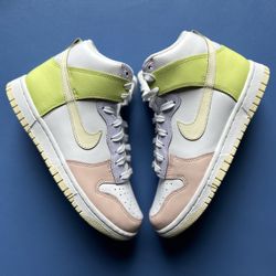 WOMENS NIKE DUNK HIGH