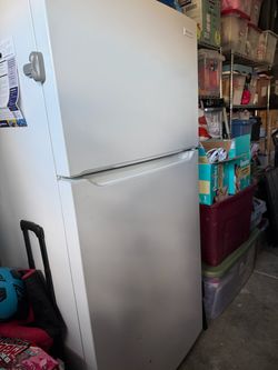 Frigidaire Top-Freezer Refrigerator White