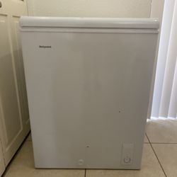 Hotpoint Chest Freezer 4.9-cu Ft Whit